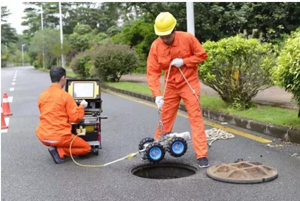 开挖修复管道“患处” 机器人为下水道查病 