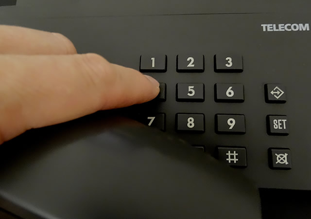 【固定电话机按键被锁怎么办】固话按键数字旁英文字母有什么用处 