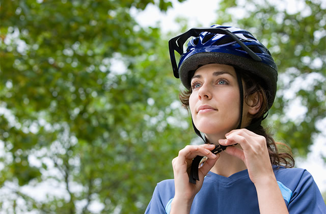电动车头盔的正确佩戴方法 工地安全帽可以当电动车头盔吗 