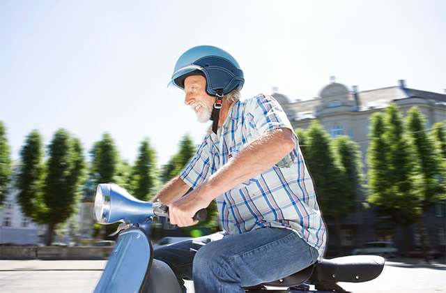 骑电动车要戴安全头盔吗 为什么骑电动车要戴头盔 