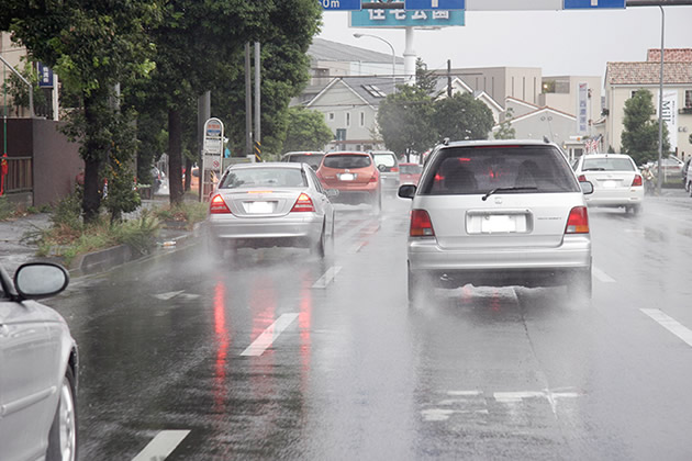 【雨天行车注意】雨天驾驶要注意什么 怎么样解决雨天驾驶难问题 
