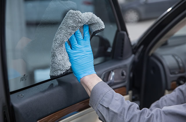 汽车侧窗玻璃如何清洗才干净 汽车玻璃清洗小窍门 