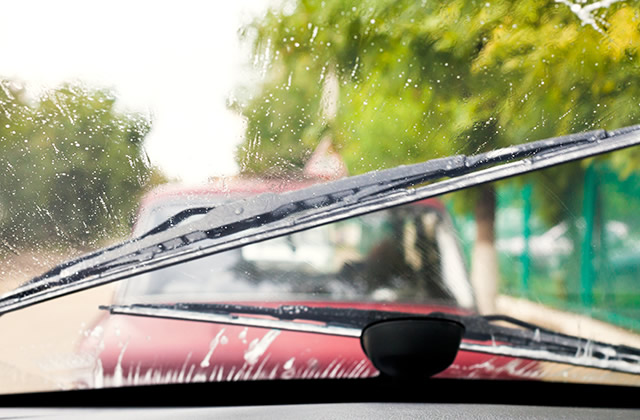 雨刮器不喷水了什么原因 雨刮器光刮不喷水有什么影响 